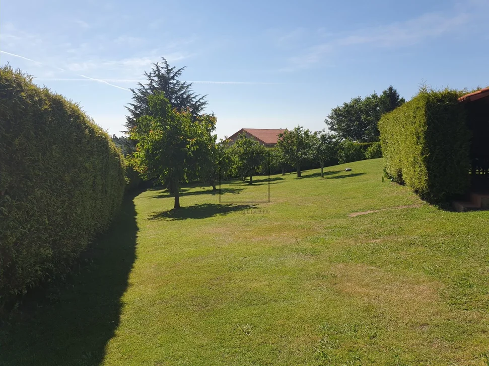 Chalet con Piscina, Barbacoa y Garaje en 0 Tres, Vilrmaior
