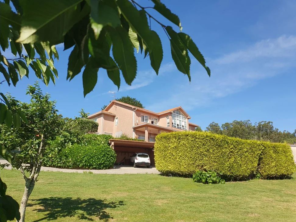 Chalet con Piscina, Barbacoa y Garaje en 0 Tres, Vilrmaior
