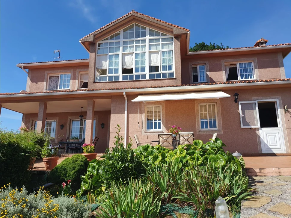 Chalet con Piscina, Barbacoa y Garaje en 0 Tres, Vilrmaior