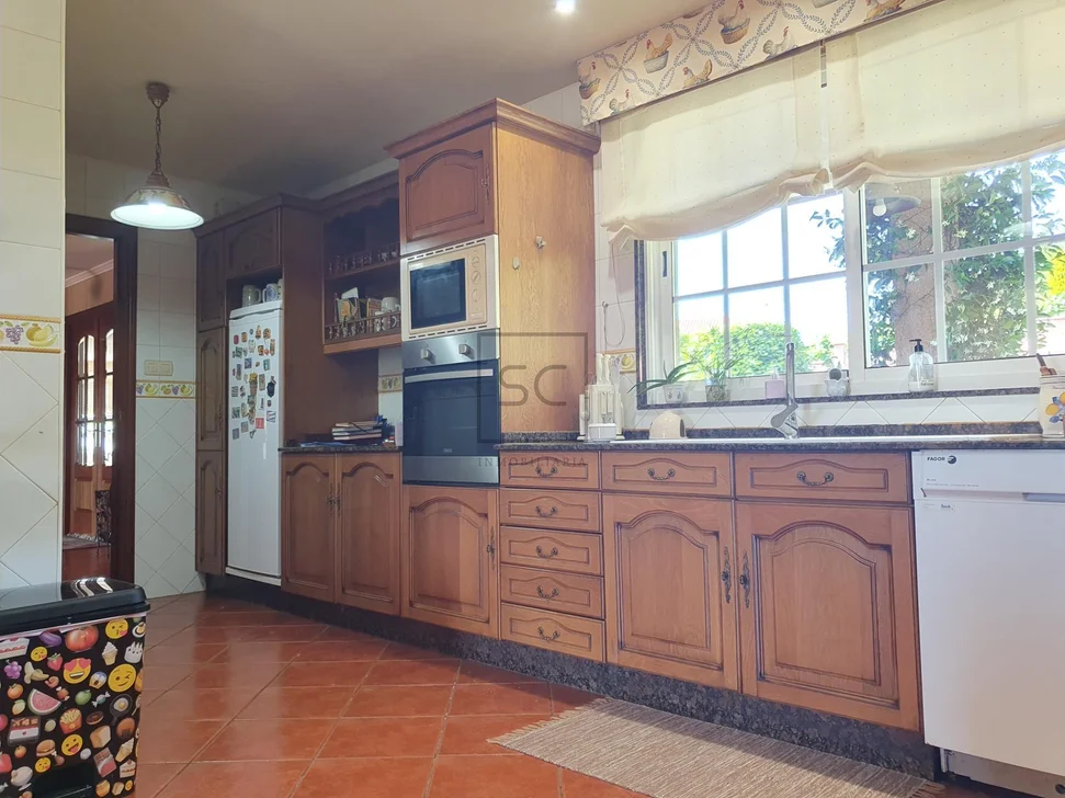 Chalet con Piscina, Barbacoa y Garaje en 0 Tres, Vilrmaior