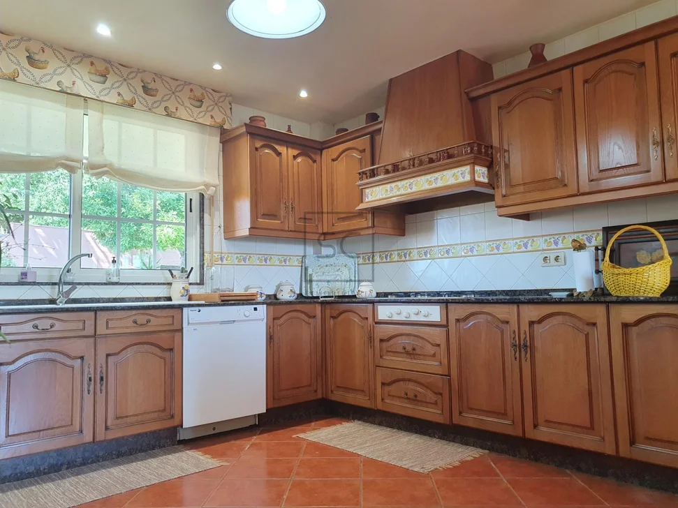 Chalet con Piscina, Barbacoa y Garaje en 0 Tres, Vilrmaior