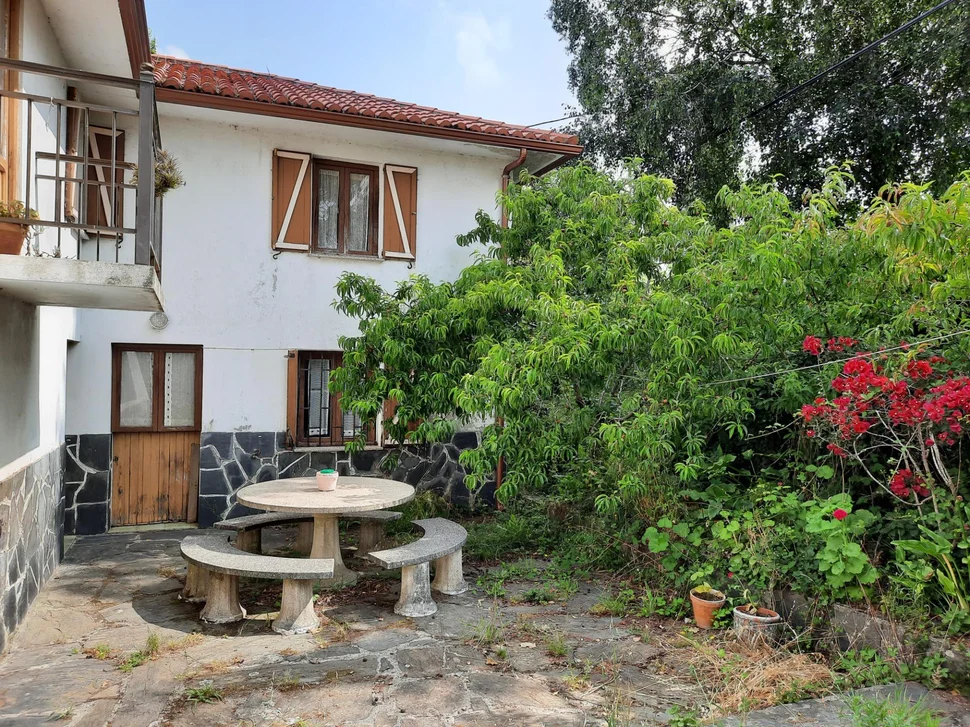 Casa de piedra enfoscada con finca en bartolo, valdoviño