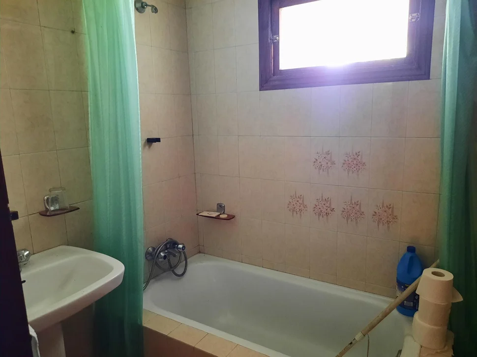 Casa de piedra enfoscada con finca en bartolo, valdoviño