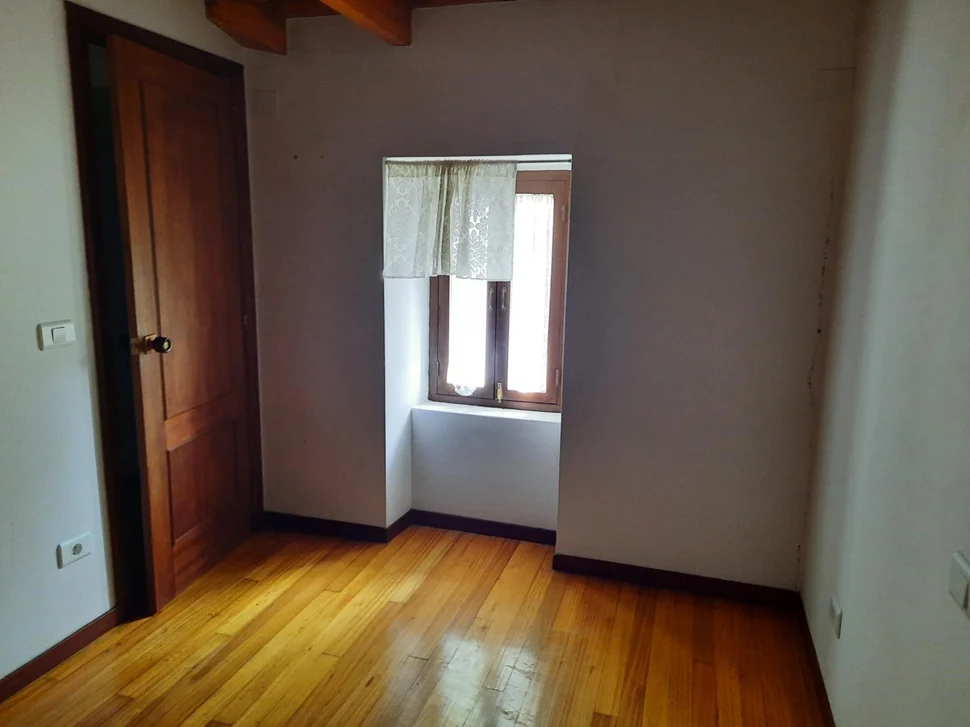 Casa de piedra enfoscada con finca en bartolo, valdoviño