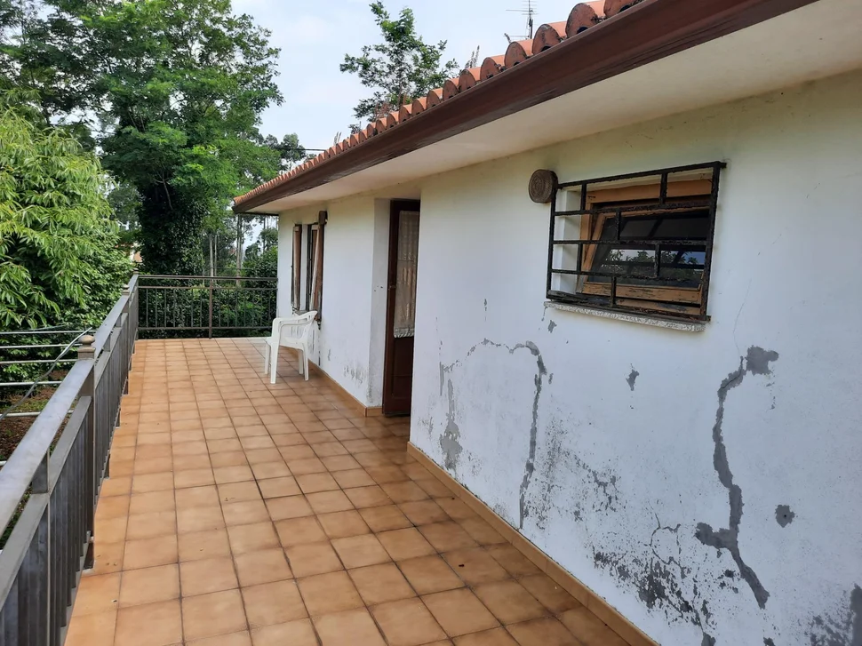 Casa de piedra enfoscada con finca en bartolo, valdoviño