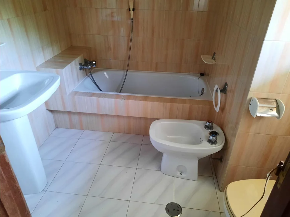 Casa de piedra enfoscada con finca en bartolo, valdoviño