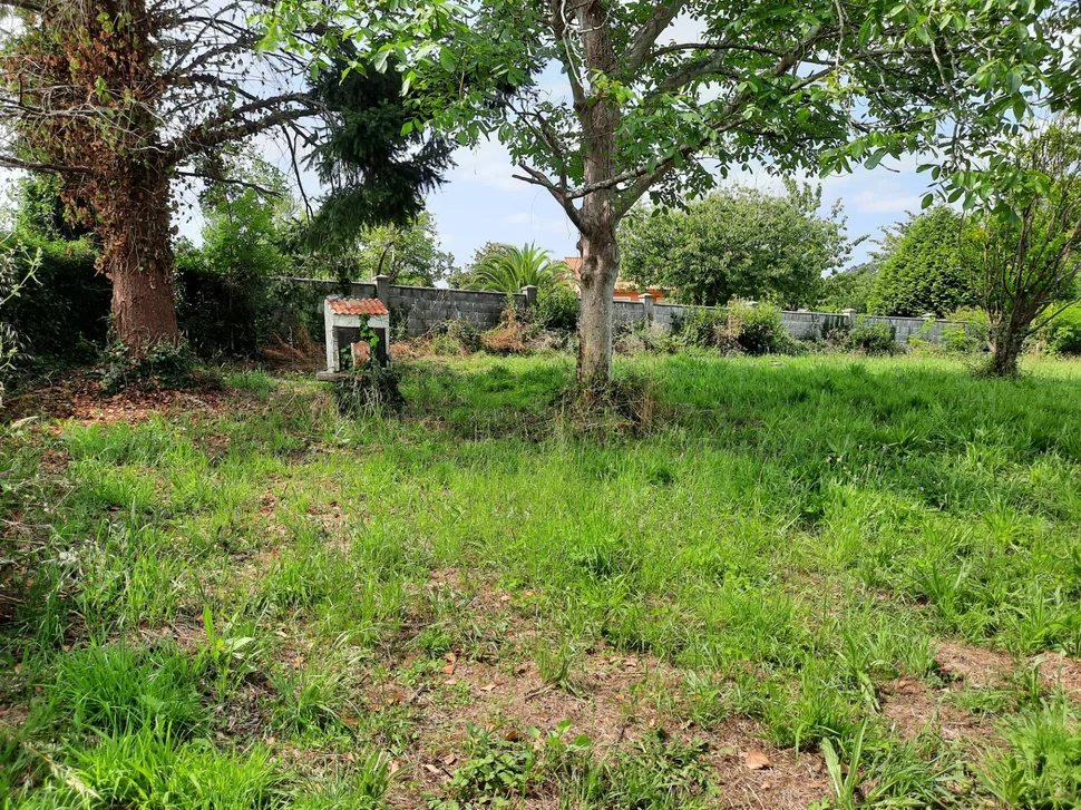 Casa de piedra enfoscada con finca en bartolo, valdoviño