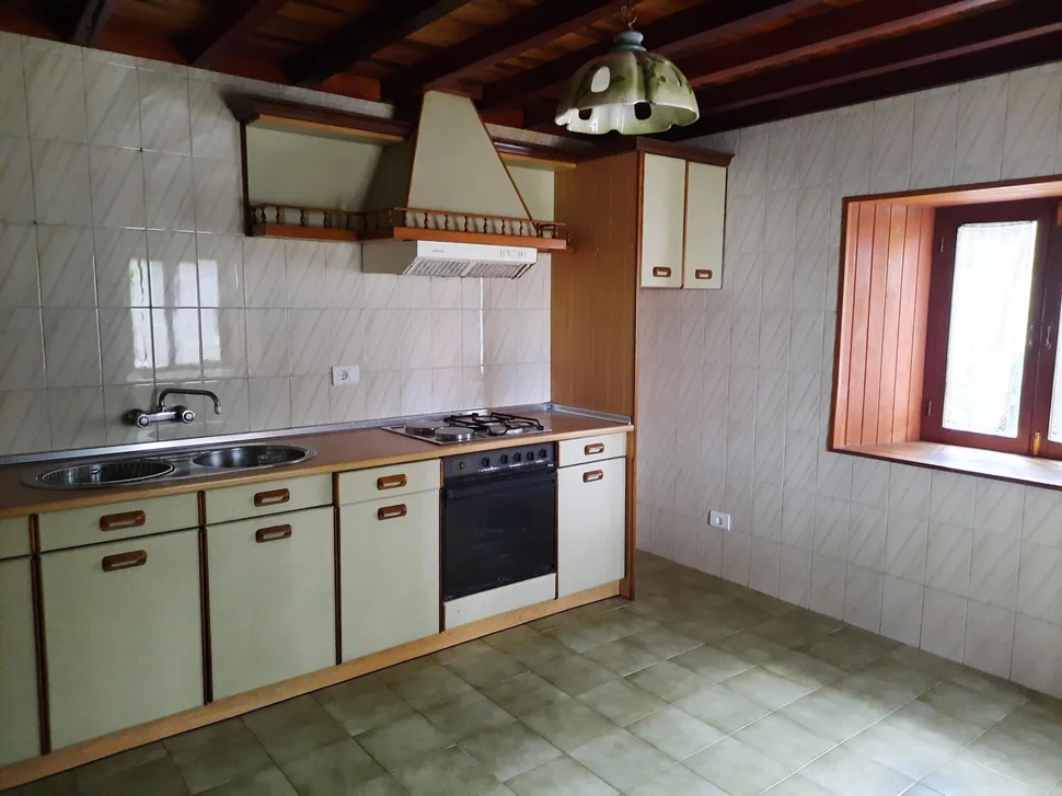 Casa de piedra enfoscada con finca en bartolo, valdoviño