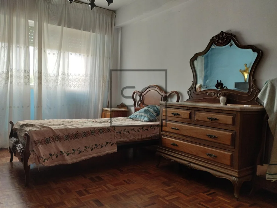 Piso amplio y soleado en san caetano, santiago de compostela