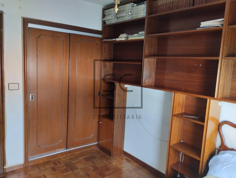 Piso amplio y soleado en san caetano, santiago de compostela