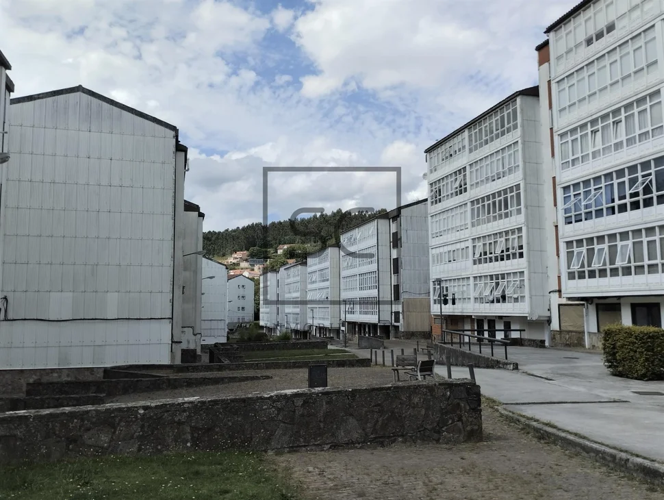 Piso amplio y soleado en san caetano, santiago de compostela