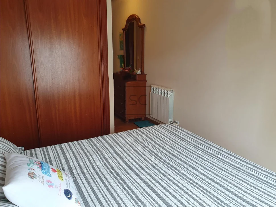 Piso con plaza de garaje y trastero en santa marina, ferrol