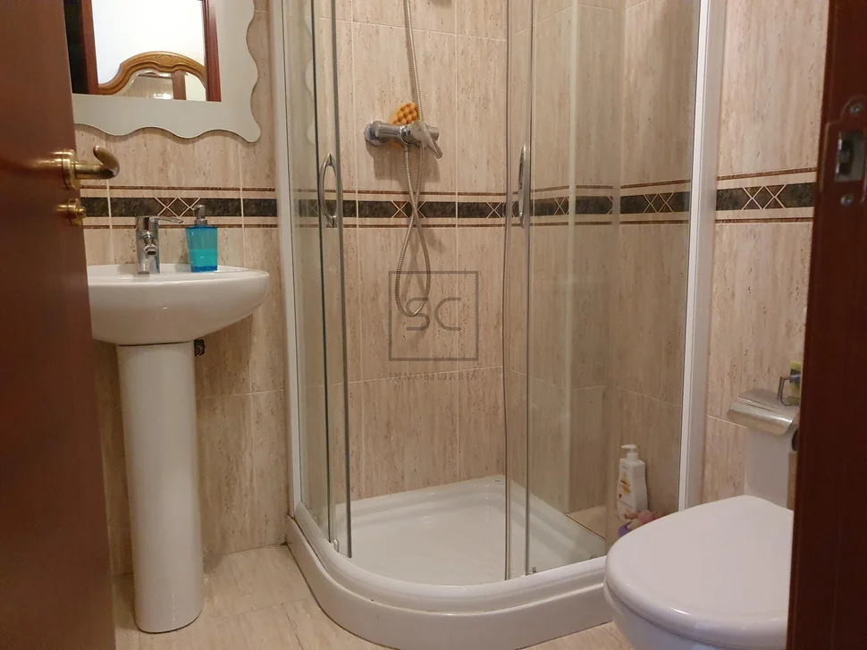 Piso con plaza de garaje y trastero en santa marina, ferrol