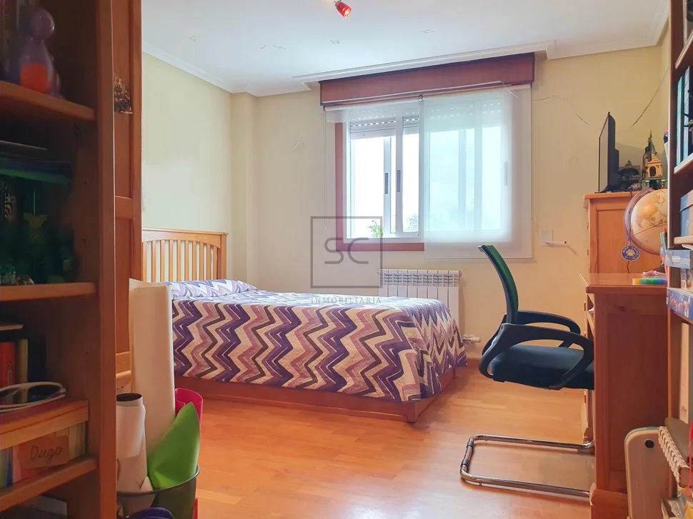 Piso con plaza de garaje y trastero en santa marina, ferrol