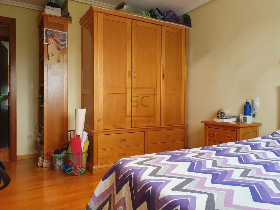 Piso con plaza de garaje y trastero en santa marina, ferrol