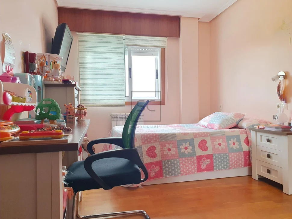 Piso con plaza de garaje y trastero en santa marina, ferrol