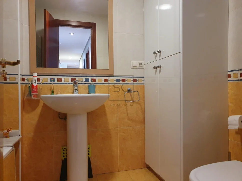 Piso con plaza de garaje y trastero en santa marina, ferrol