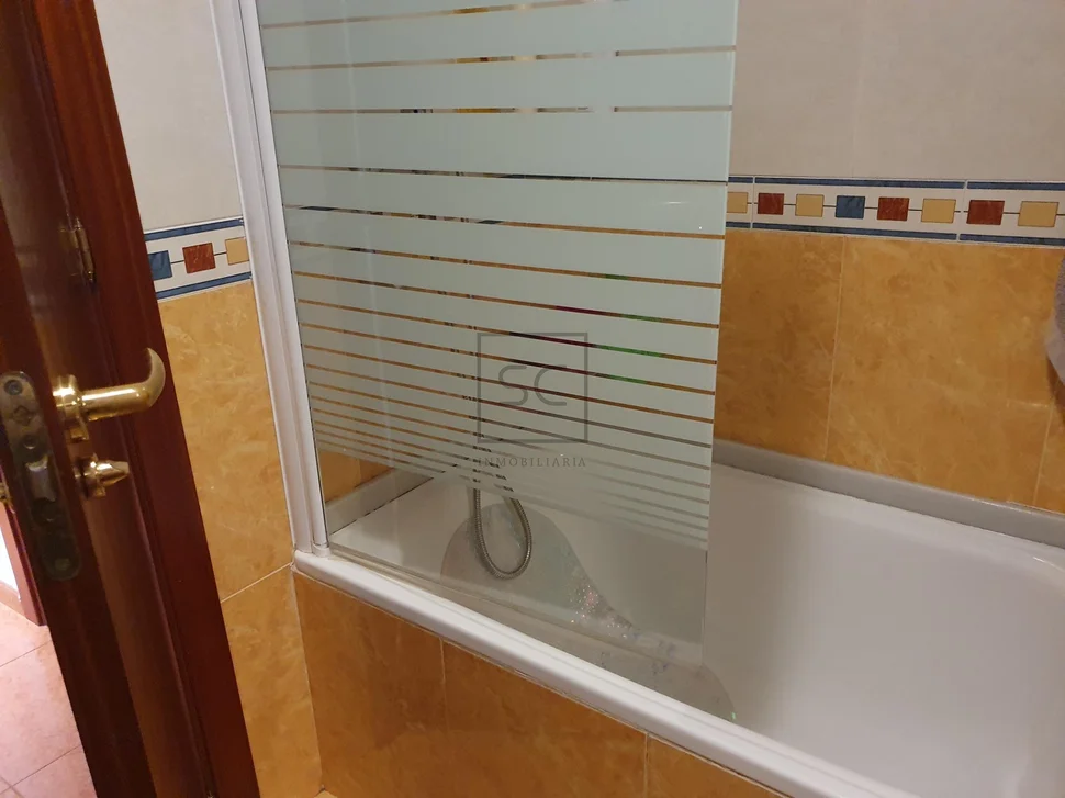 Piso con plaza de garaje y trastero en santa marina, ferrol