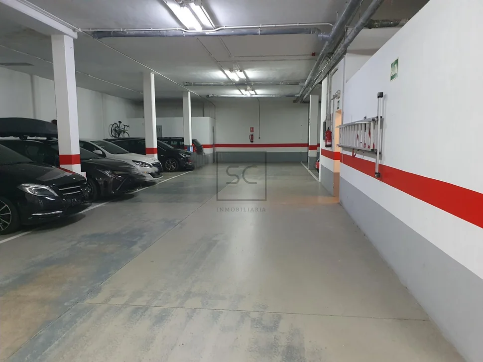 Piso con plaza de garaje y trastero en santa marina, ferrol