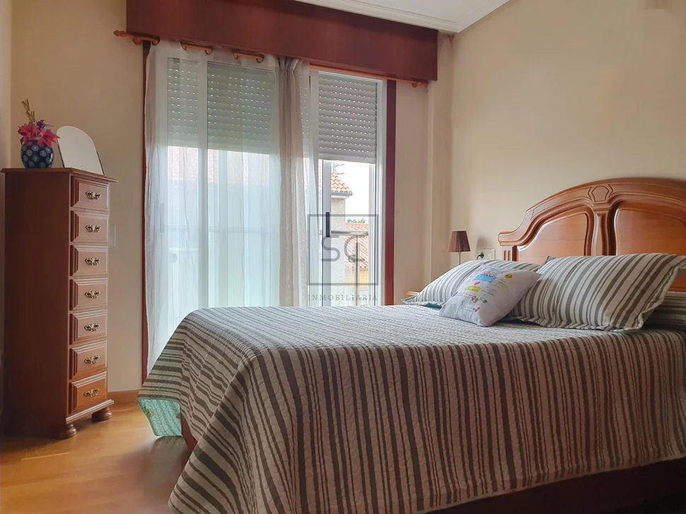 Piso con plaza de garaje y trastero en santa marina, ferrol