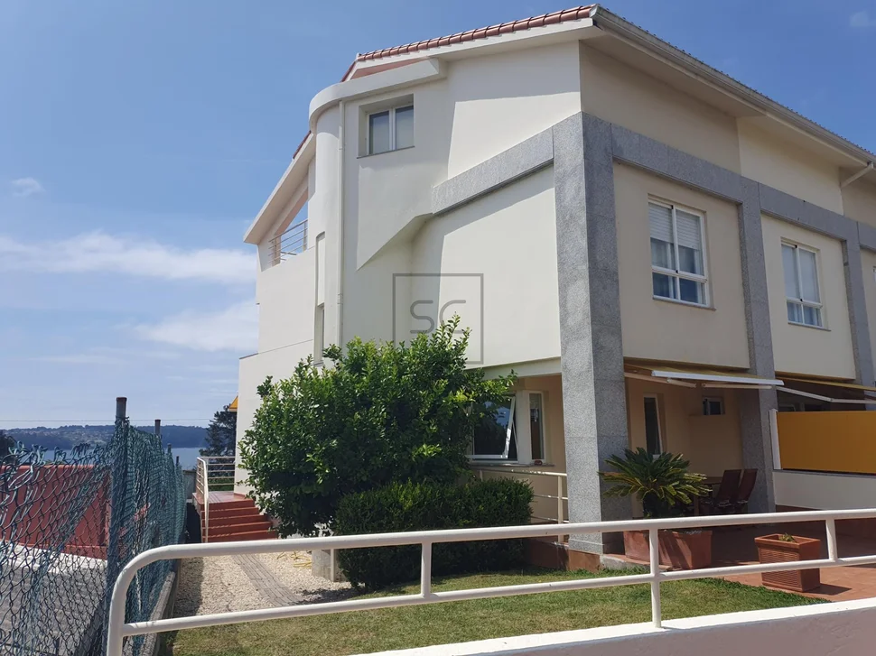 Pareado con vistas al mar