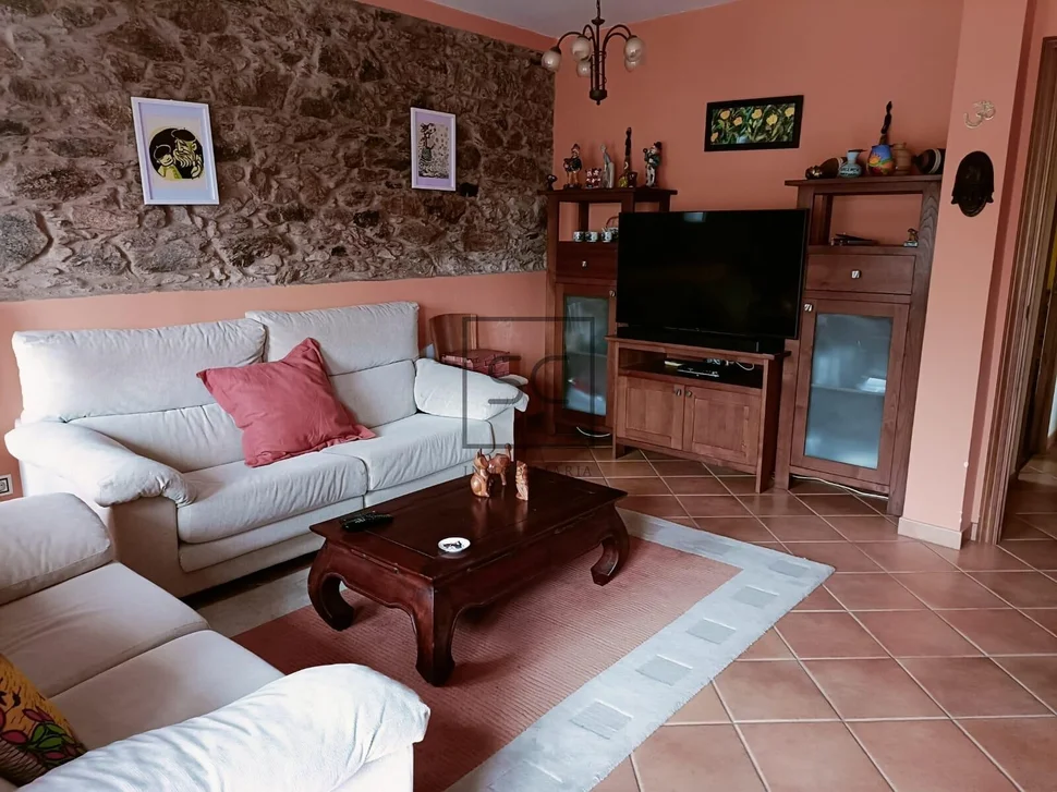 Casa en pedroso con galería y tres habitaciones