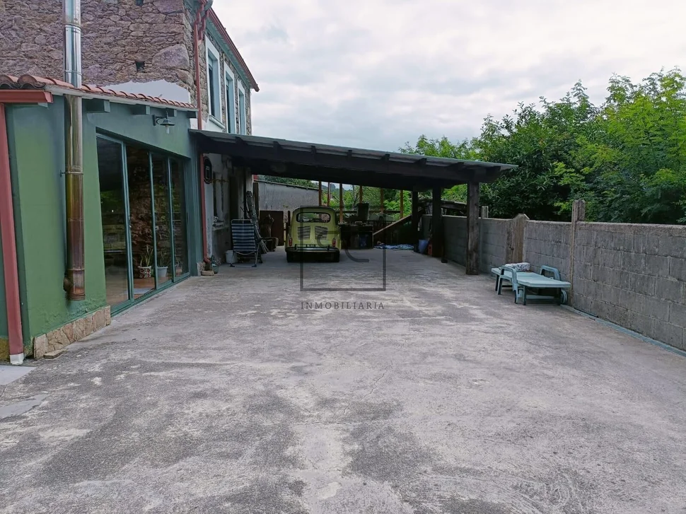 Casa en pedroso con galería y tres habitaciones