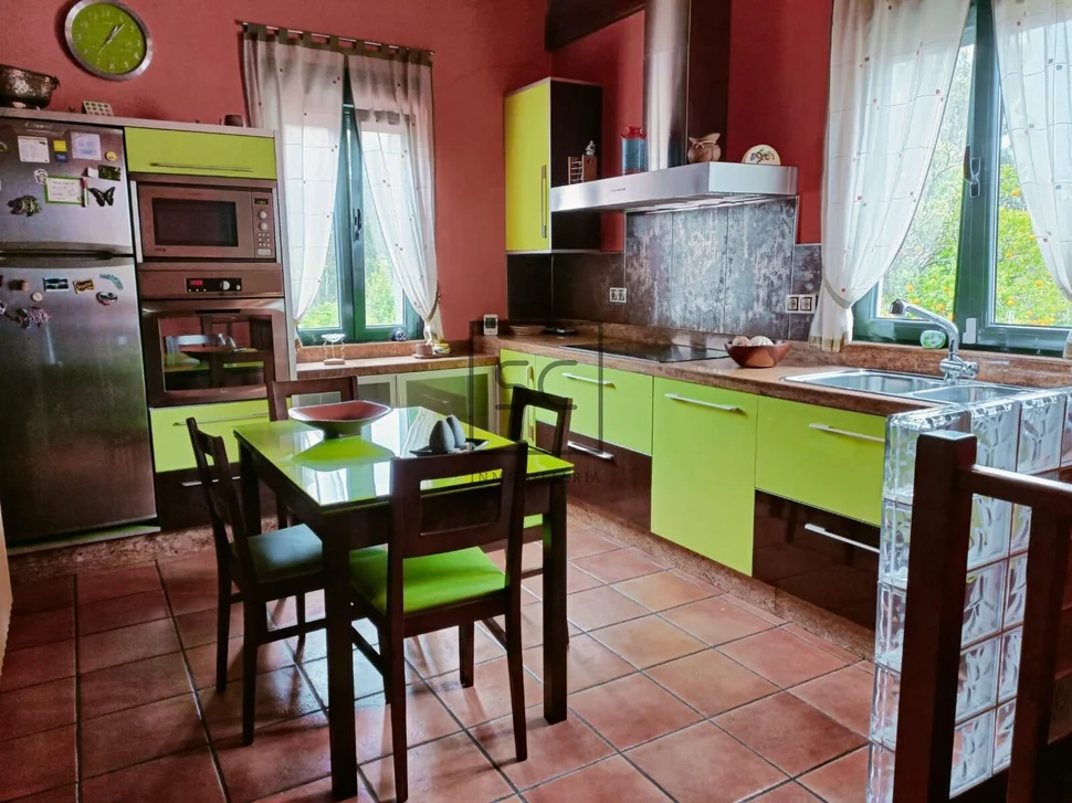 Casa en pedroso con galería y tres habitaciones