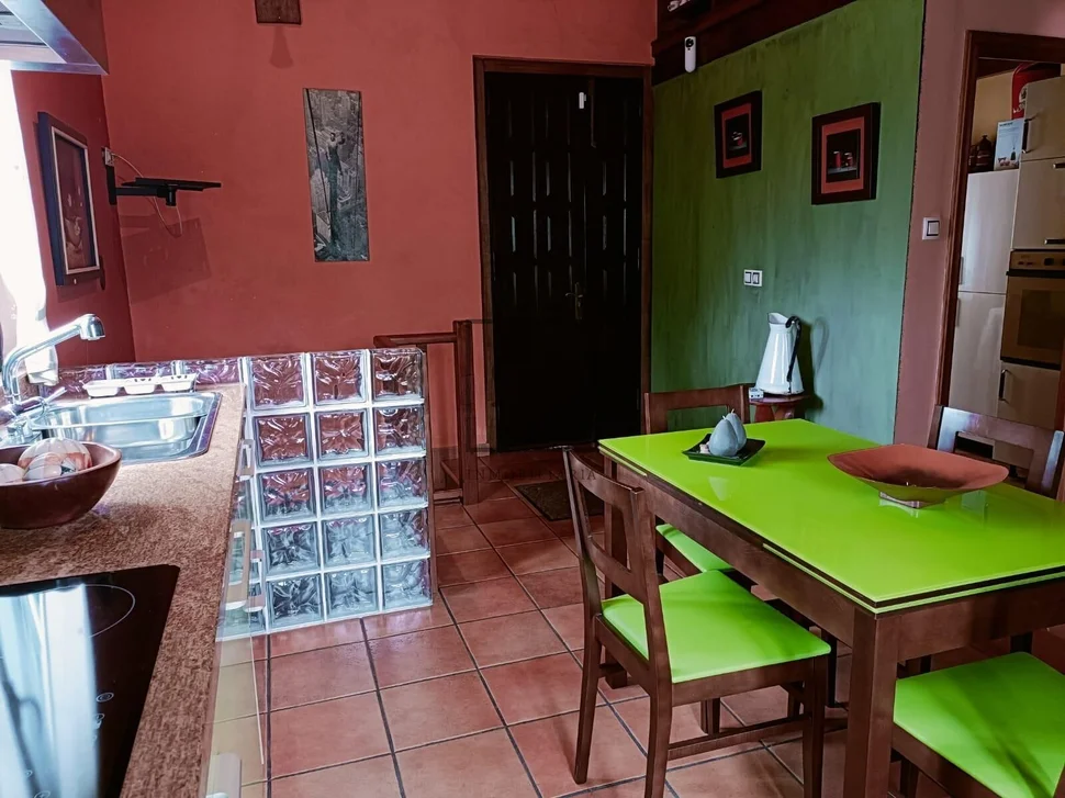 Casa en pedroso con galería y tres habitaciones