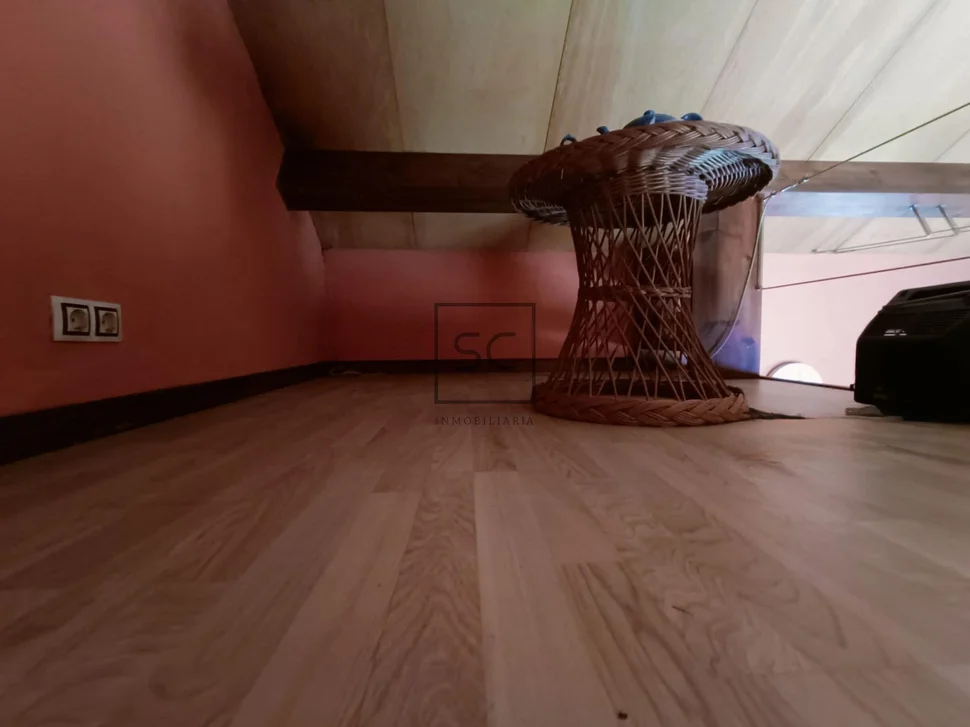 Casa en pedroso con galería y tres habitaciones