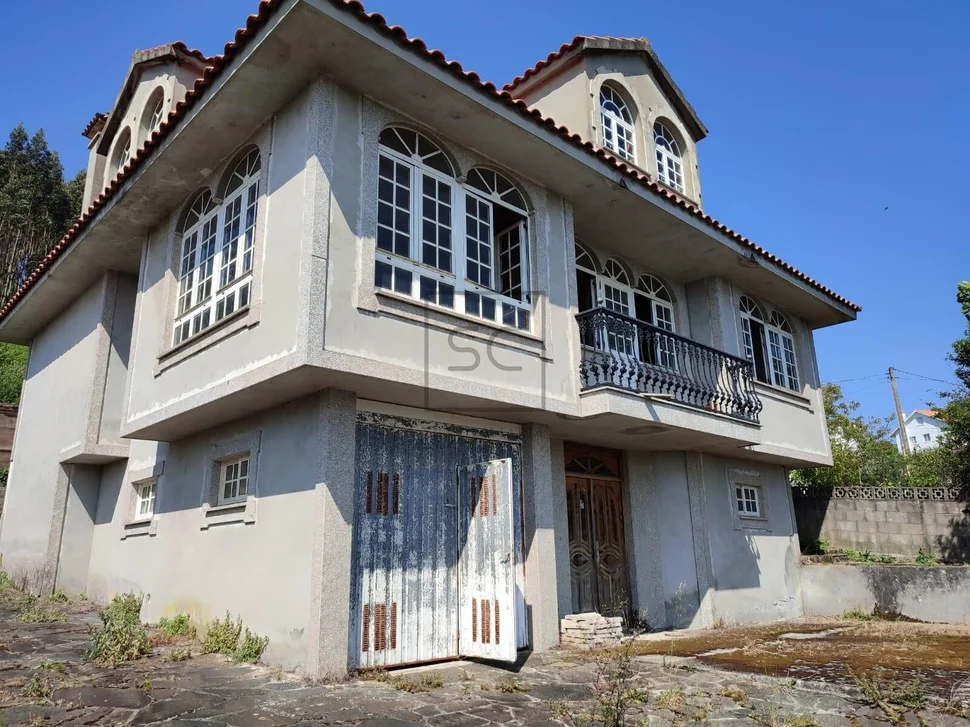 Casa con balcón y vistas al mar