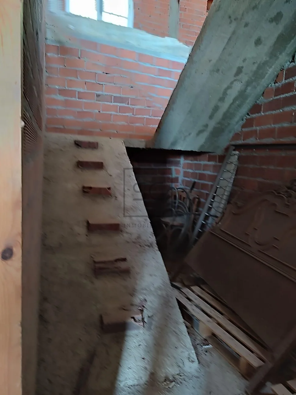 Casa con balcón y vistas al mar