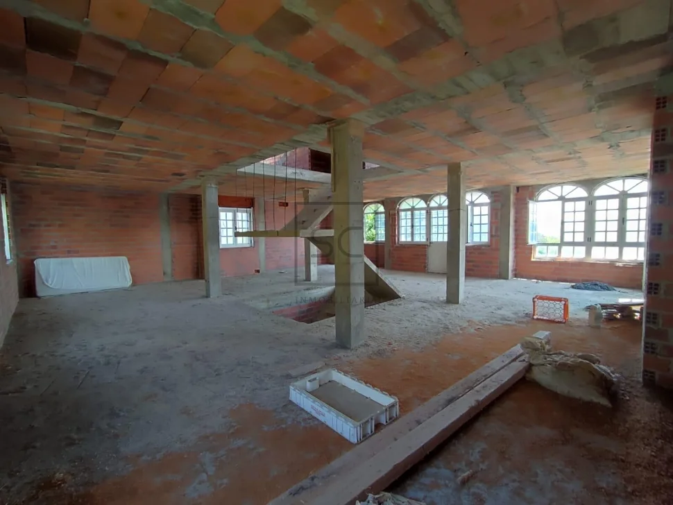 Casa con balcón y vistas al mar