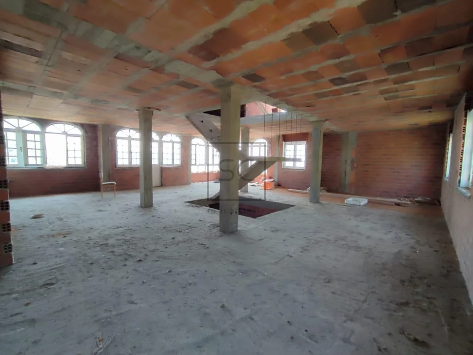 Casa con balcón y vistas al mar