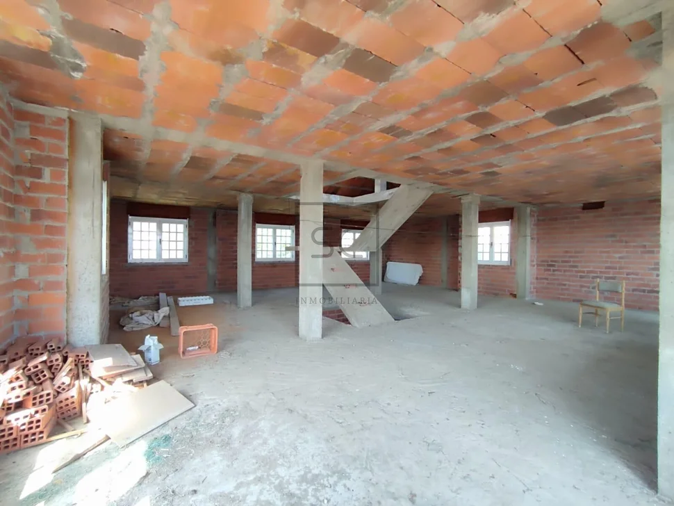 Casa con balcón y vistas al mar