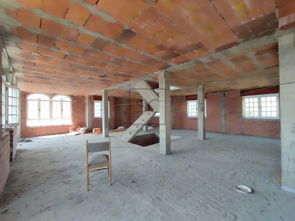 Casa con balcón y vistas al mar