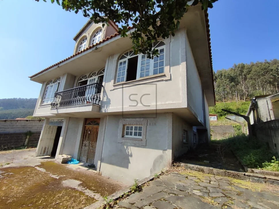 Casa con balcón y vistas al mar