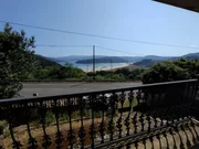 Casa con balcón y vistas al mar