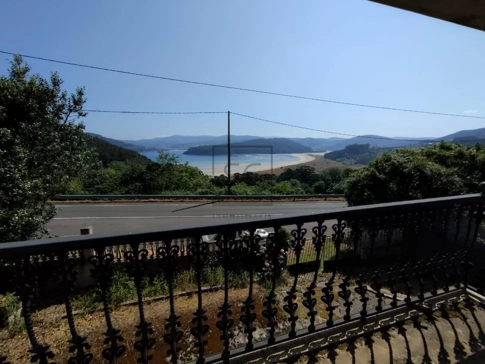 Casa con balcón y vistas al mar