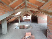 Casa con balcón y vistas al mar