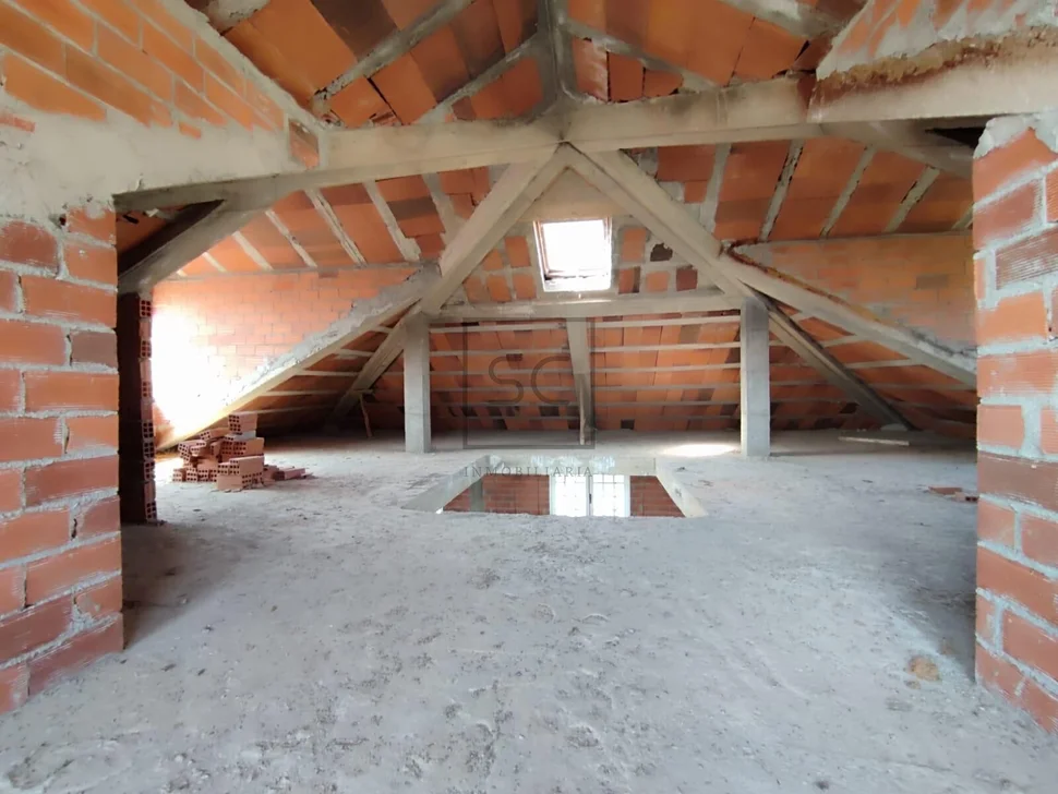 Casa con balcón y vistas al mar