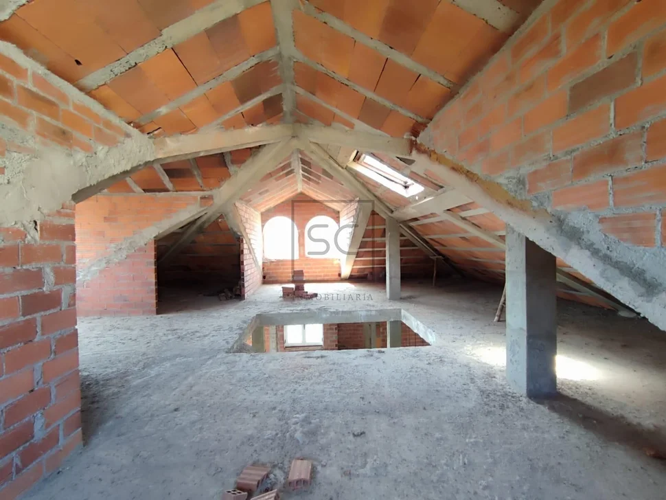 Casa con balcón y vistas al mar