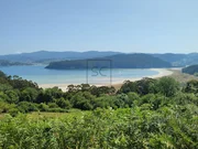 Casa con balcón y vistas al mar