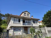 Casa con balcón y vistas al mar