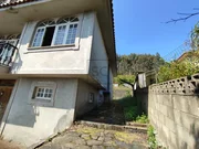 Casa con balcón y vistas al mar