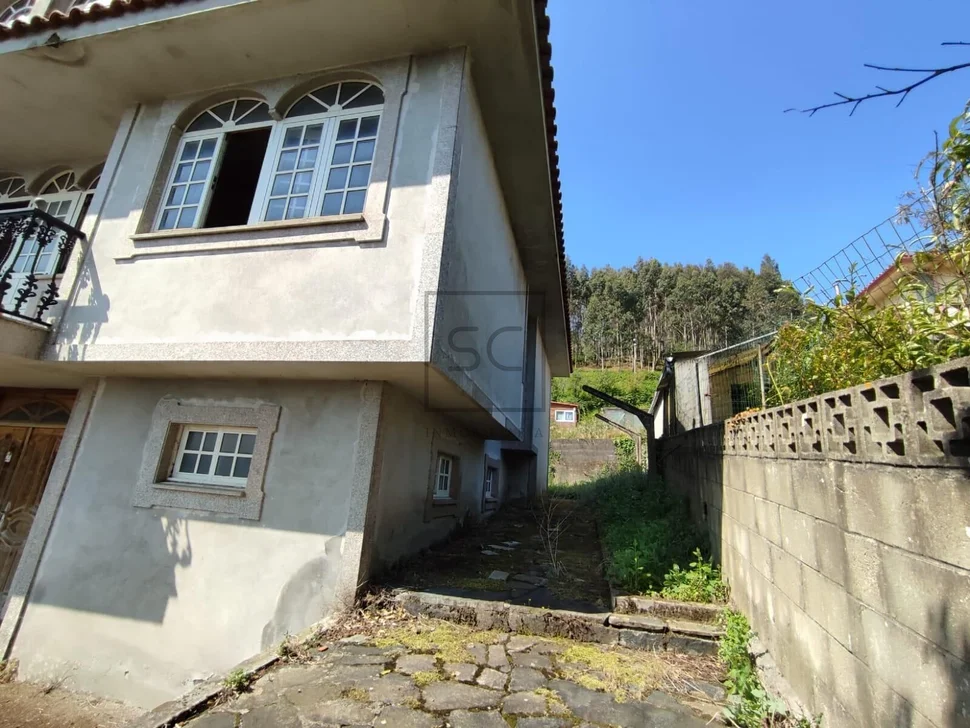 Casa con balcón y vistas al mar