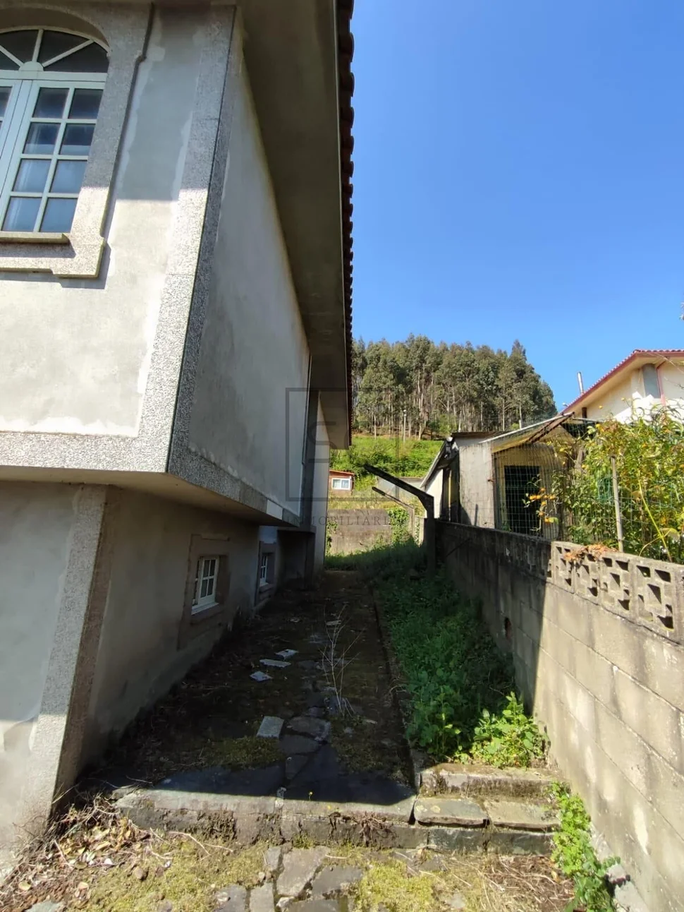 Casa con balcón y vistas al mar