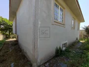 Casa con balcón y vistas al mar