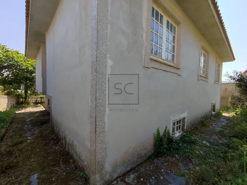 Casa con balcón y vistas al mar