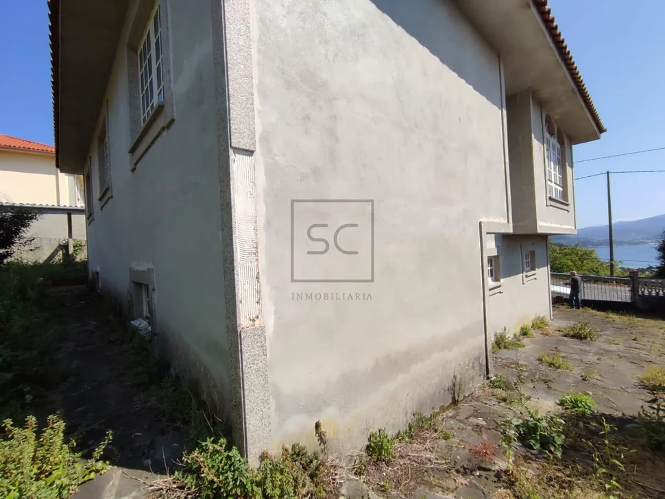 Casa con balcón y vistas al mar